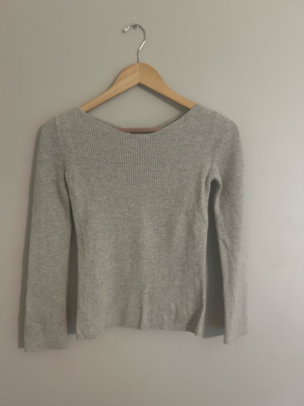 Babaton Light Gray Ribbed V-Neck Sweater